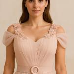 Omuz Çiçek Detaylı Drapeli Tül Elbise – Kemerli, Düşük Kol, Astarlı, Çiçek Aksesuarlı Model