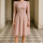 Hakim Yaka Taşlı Boncuk İşlemeli Elbise – Kemerli, Dantel Dokulu, Midi Boy